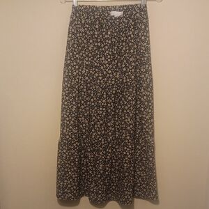 Chic Floral A-Line Skirt in Black and Cream